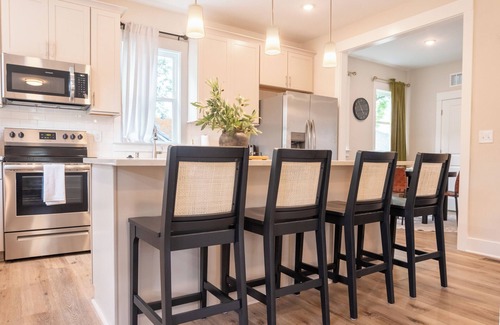 Downtown House | Self Check-In~Walk to Downtown~Newly Renovated