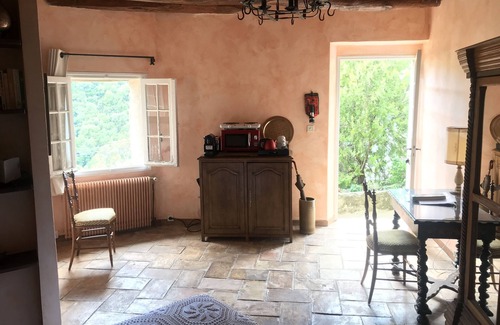 Auribeau-sur-Siagne Apartment | Self-contained room in a medieval village. Charm and silence near Cannes.