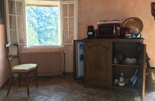 Auribeau-sur-Siagne Apartment | Self-contained room in a medieval village. Charm and silence near Cannes.