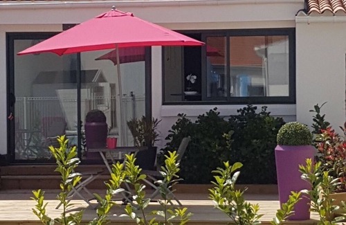 Quartier du Stade Apartment | Self-contained "Aix" apartment with terrace and swimming pool 600 m from the beach
