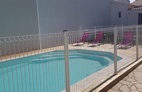 Quartier du Stade Apartment | Self-contained "Aix" apartment with terrace and swimming pool 600 m from the beach