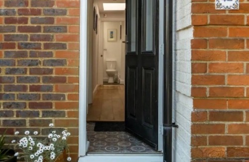 Hove Apartment | Self contained annexe, private parking, own entrance