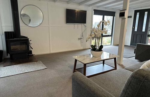 Oberon Cottage | Self-contained 1-bedroom guest house on rural farmhouse property sleeps 8