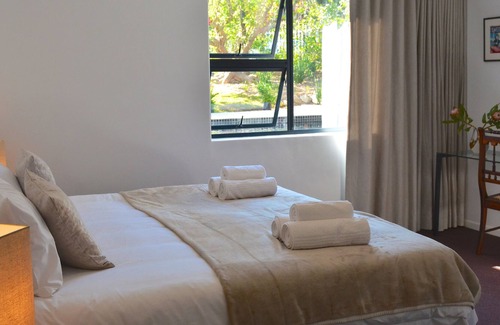 Stellenbosch Villa | Self contained 3 bedroom luxury accommodation set in Villa Honeysuckle with pool