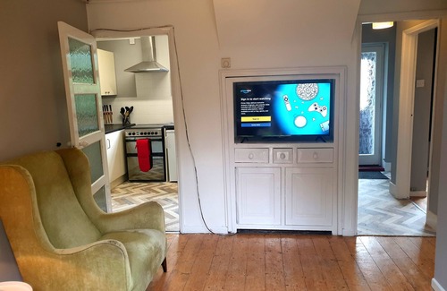 Norwich House | Self Contained 4 Bed House with Off Street Parking