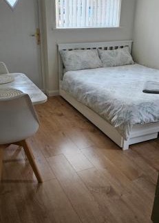Sawston House | Self-contained annex with private entrance, double bed, kitchen, bathroom, free car park - Near Cambridge, Duxford Air Museum and Addenbrooke's Hospital