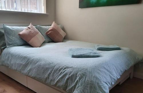 Sawston House | Self-contained annex with private entrance, double bed, kitchen, bathroom, free car park - Near Cambridge, Duxford Air Museum and Addenbrooke's Hospital
