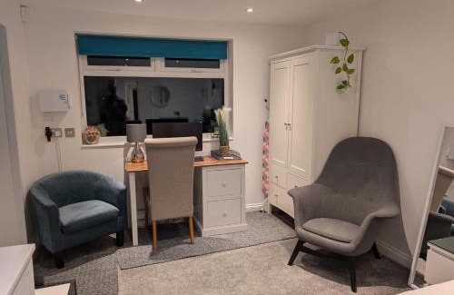 Bobbing Apartment | Self-contained annex, with parking.