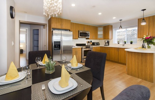 Port Coquitlam House | Self Contained Beautiful 2 Bedroom /2 Bathroom Suite in Port Coquitlam