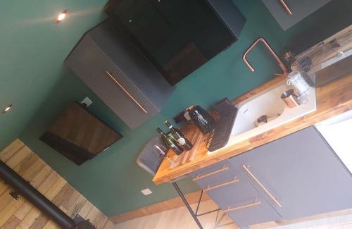 Cribbs Causeway Apartment | Self contained cabin, firepit, NR MOD aztec, m5, m4