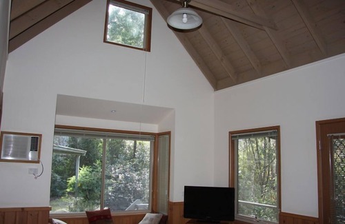 Harrietville Cottage | Self contained cottage in 8 acres of amazing gardens adjoining the Ovens River
