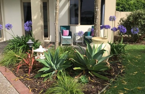 Tanners Point Cottage | Self contained cottage next to swimming pool. Private outdoor spa pool.