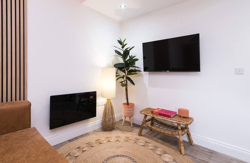 Rugby Apartment | Self contained, Full Ibiza inspired Apartment (2 Bedrooms)