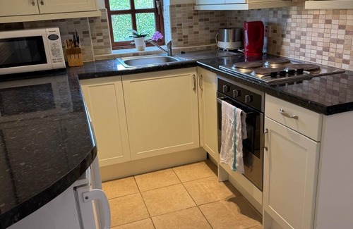 Marlborough Cabin | Self contained lodge with full amenities in Great Bedwyn near Marlborough