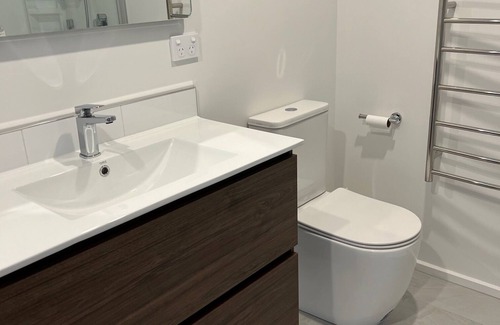 Aotea Bed & Breakfast | Self-contained nice 2 bedroom flat with own kitchenette, bathroom and entrance.