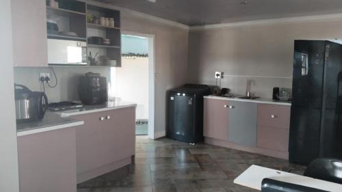 Greater Johannesburg Metropolitan Area Apartment | Self serviced cute and comfy nestled in the heart of lenasia