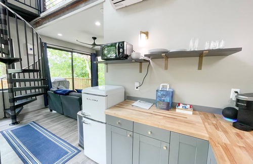 Rocky Mount Cottage | Selina @ Cobblepot Cottages - Cozy Treehouse for 2 with Amazing Views!