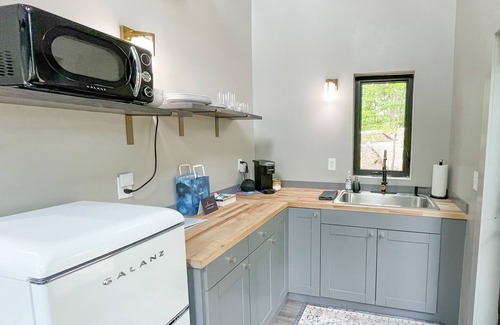Rocky Mount Cottage | Selina @ Cobblepot Cottages - Cozy Treehouse for 2 with Amazing Views!