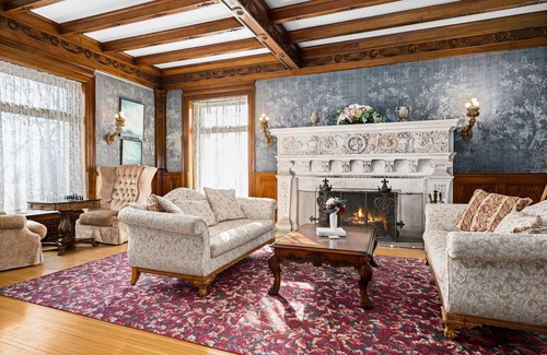 Endion House | Selina Louise Suite Jacuzzi & Fireplace