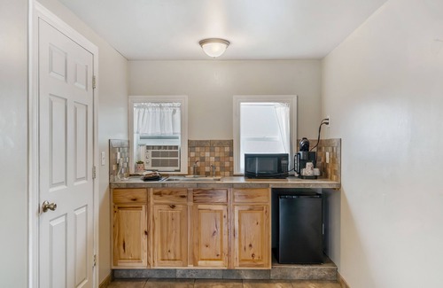 Colville Hotel | Selkirk Motel