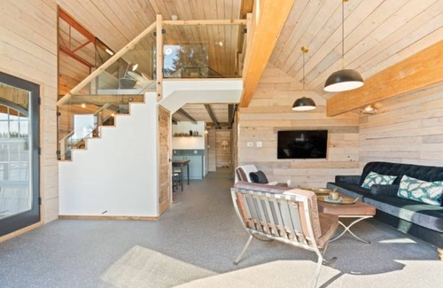 District of North Vancouver Cabin | Selling Panorama