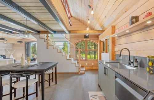 District of North Vancouver Cabin | Selling Panorama