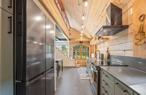 District of North Vancouver Cabin | Selling Panorama
