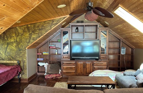 East Rock Bluff House | Semi-Long-term Lake Home Rental