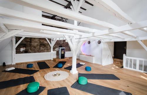 Ellenz Apartment | Seminarhaus Heim Retreat, Fachwerkhaus von 1451, Yoga, Naturgarten für 10 Personen