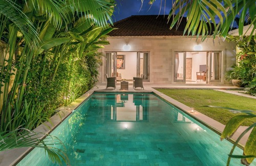 Batubelig Villa | Seminyak Tropical Private 2BR Villa 650m to Beach