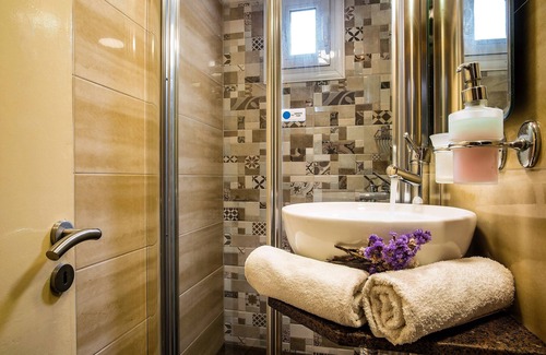 Adamas Hotel | Semiramis Guesthouse