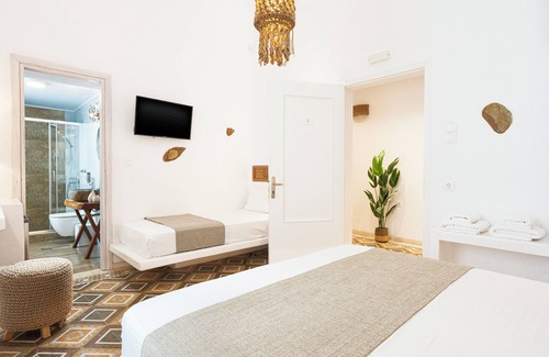 Adamas Hotel | Semiramis Guesthouse