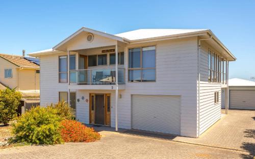 Port Elliot House | Sempri Domani 3 Carfax St Port Elliot- No Linen Included