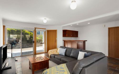 Port Elliot House | Sempri Domani 3 Carfax St Port Elliot- No Linen Included