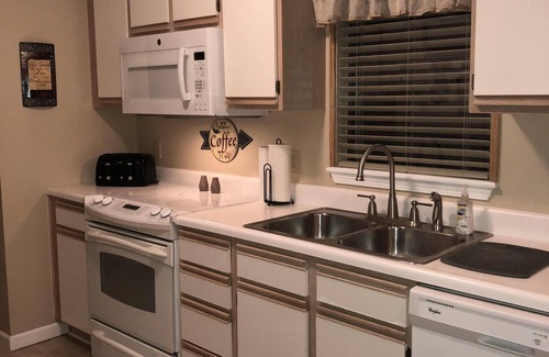Table Rock Condo | SENIORS LOVE THIS WALK-IN! WALK IN SHOWER KING BEDS RECLINERS TALL TOILETS