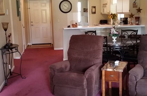 Table Rock Condo | SENIORS LOVE THIS WALK-IN! WALK IN SHOWER KING BEDS RECLINERS TALL TOILETS