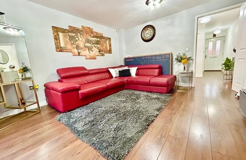 Greenhithe House | Sensational 3-bed Home Away From Home Near Greenhithe Station and Bluewater