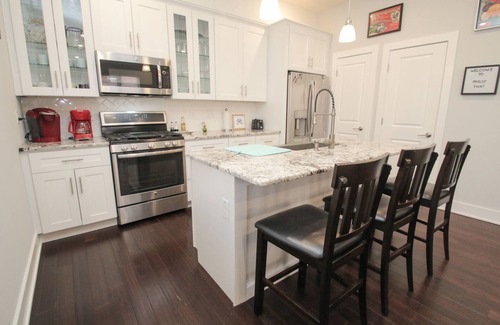Newbold House | Sensational 3Bed/2Bath w/GATED PARKING! Sleeps 10!