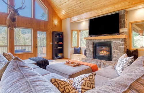 Marmot House | Sensational Private Mountain Lodge on 10 Acres, Pet Friendly, StarLink, Pool Table, Games, FireTable