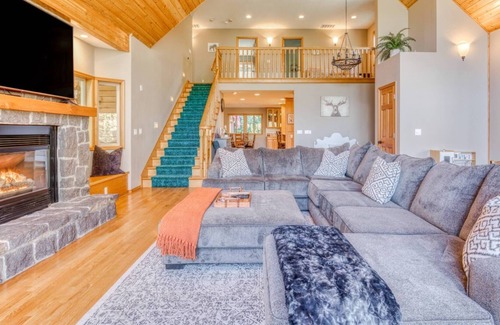 Marmot House | Sensational Private Mountain Lodge on 10 Acres, Pet Friendly, StarLink, Pool Table, Games, FireTable