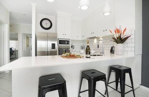 Rapid Creek Apartment | Sensational Sunsets | Ocean Views from Top Floor