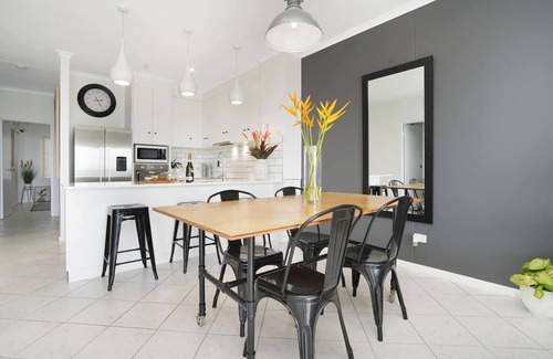 Rapid Creek Apartment | Sensational Sunsets | Ocean Views from Top Floor