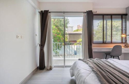 Mueang Samut Prakan District Apartment | Sense of London BTS Baring