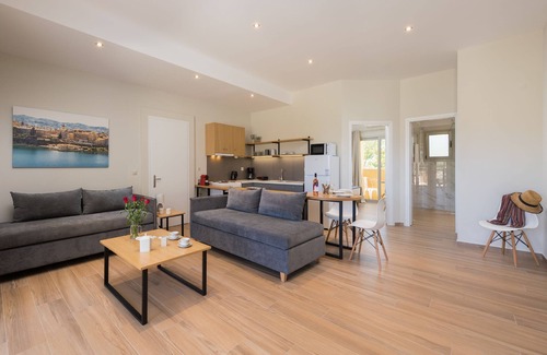 Dassia Apartment | Senses Suite Tessera: Luxury, renovated Apartment in Corfu