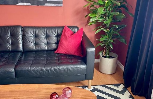 Halden Apartment | Sentral og fargerik bygårdsleilighet