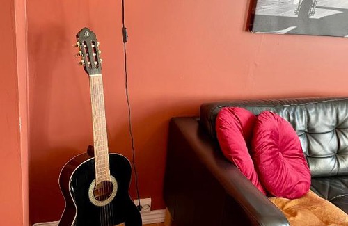 Halden Apartment | Sentral og fargerik bygårdsleilighet