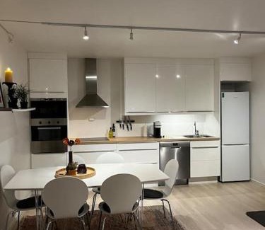 Sandnes Apartment | Sentral og lys leilighet med stor uteplass og gratis parkering