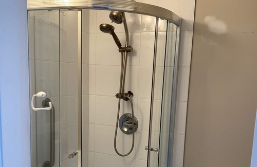 Richmond House | Separate bathroom, spacious and bright bedroom
