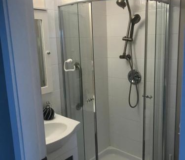 Richmond House | Separate bathroom, spacious and bright bedroom