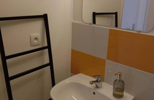 Colombelles Bed & Breakfast | Separate bedroom and bathroom. Ideal for business trips
